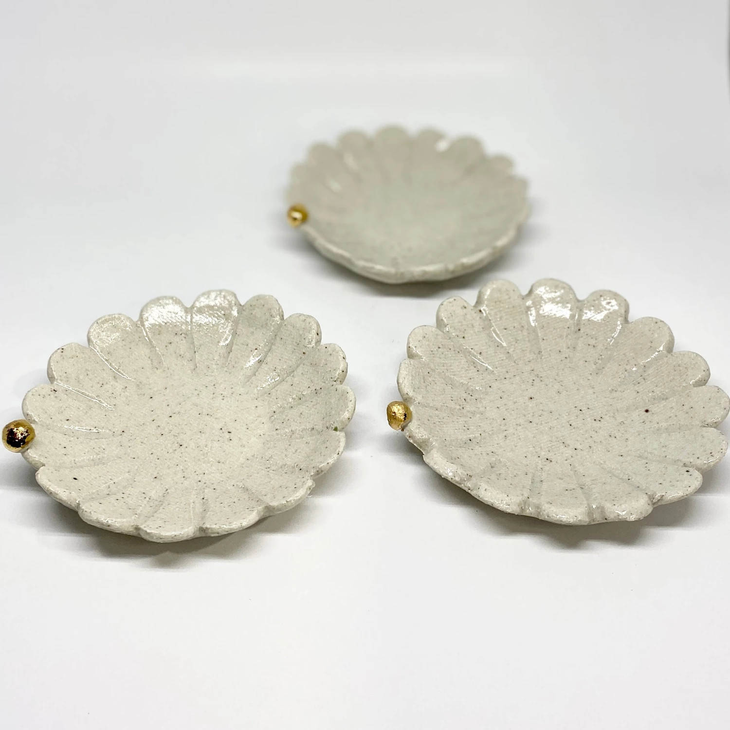 Gifts Bridget Bodenham - Flower Dish Gold Pearl 6 Gifts Bridget Bodenham - Flower Dish Gold Pearl