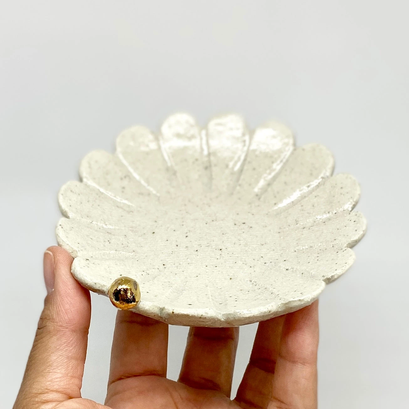 Gifts Bridget Bodenham - Flower Dish Gold Pearl 5 Gifts Bridget Bodenham - Flower Dish Gold Pearl